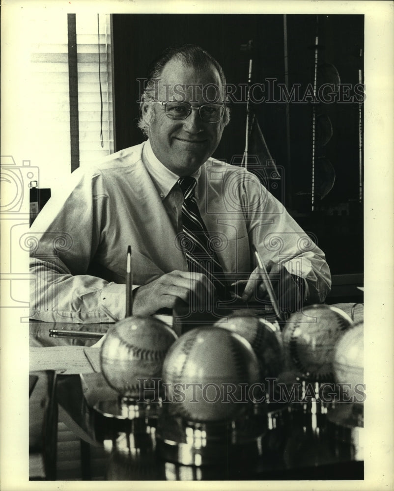 Press Photo Baseball Commissioner Bowie Kuhn poses for photo at desk.- Historic Images