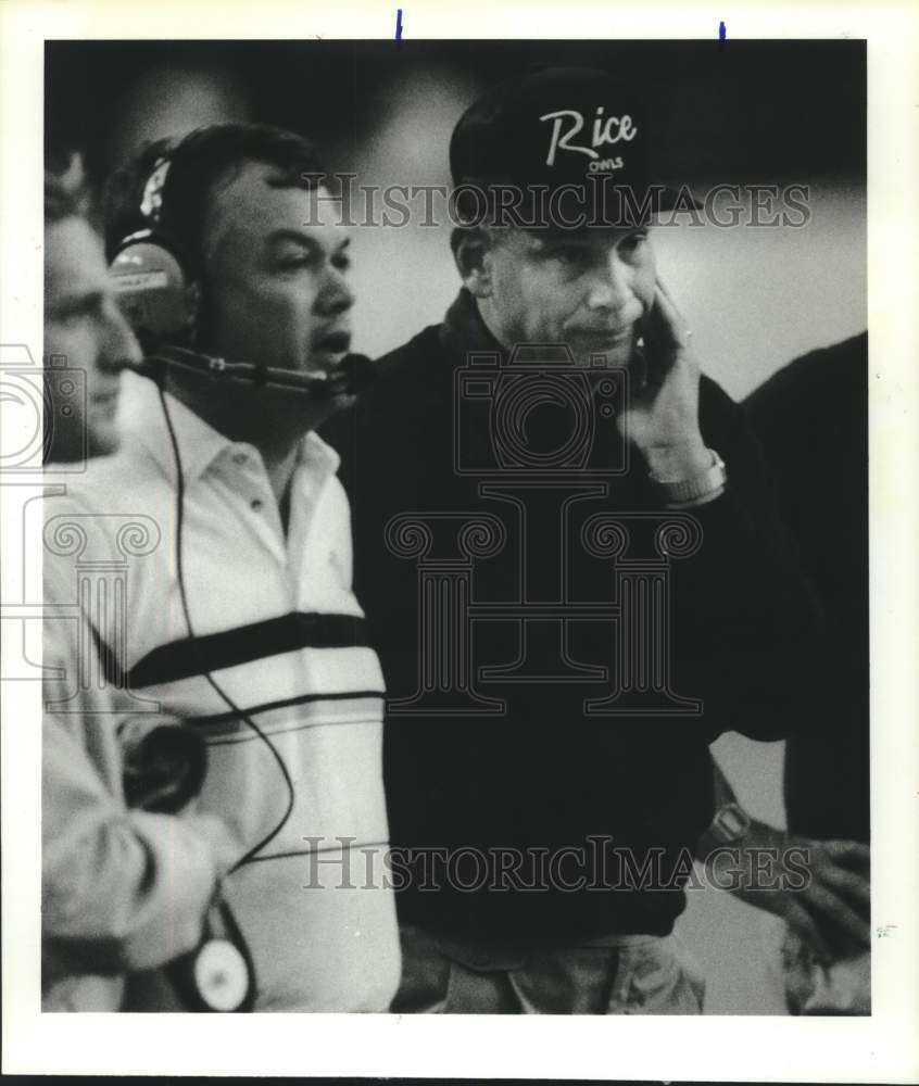 1989 Press Photo Coach Fred Goldsmith, Ken Hatfield watch game at Rice Stadium - Historic Images