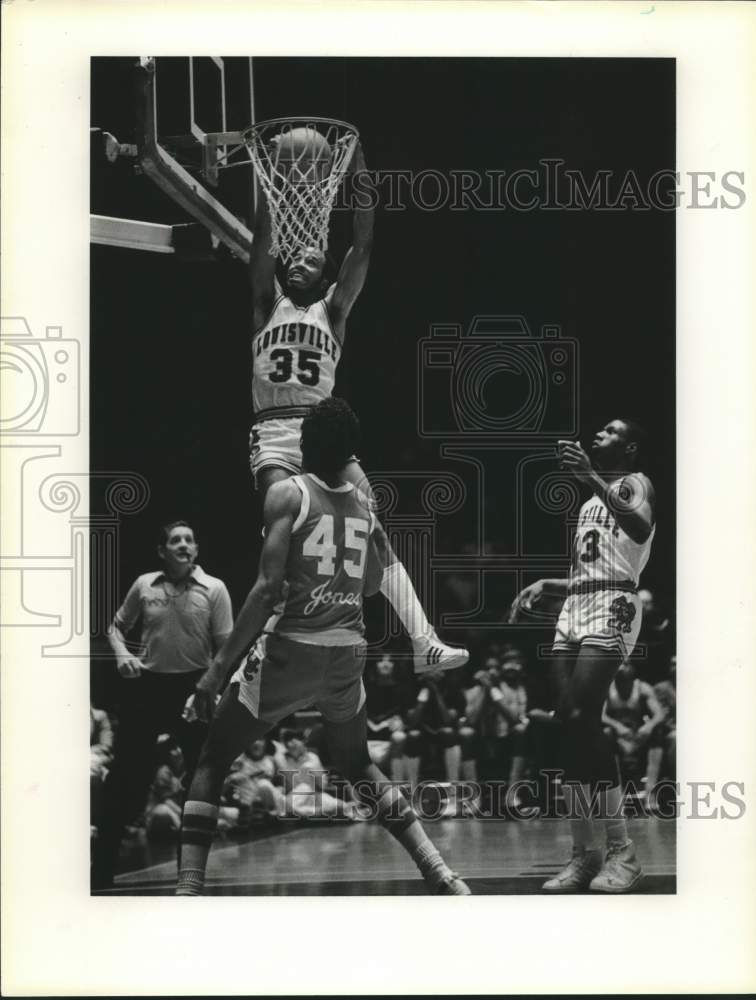 1980 Press Photo Powerful slam dunk by Louisville&#39;s Darrell Griffith during game - Historic Images