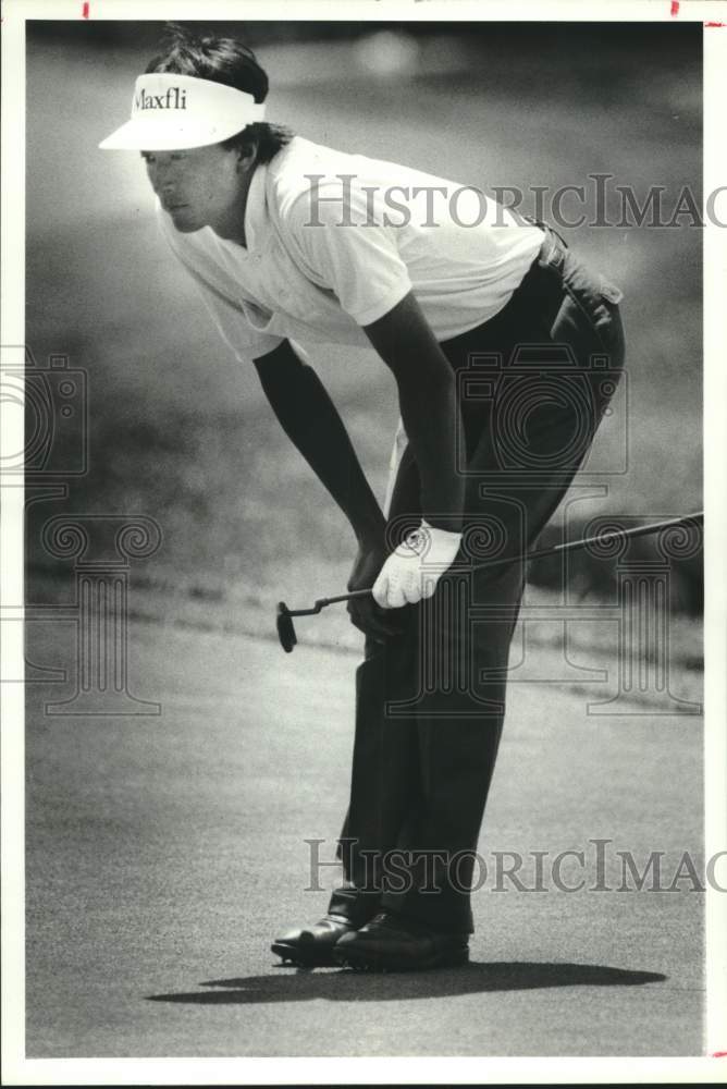 1987 Press Photo Golfer Aki Ohmachi lines up putt in match play - hcs10116 - Historic Images