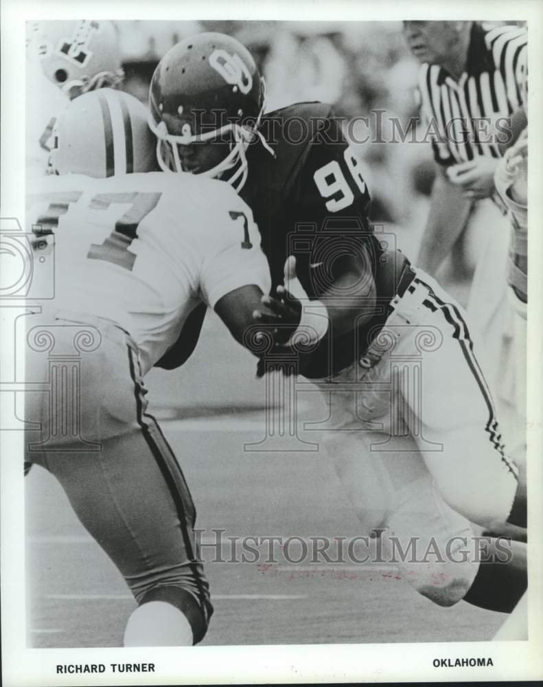 1986 Press Photo Oklahoma&#39;s Richard Turner tackles opponent during football game- Historic Images