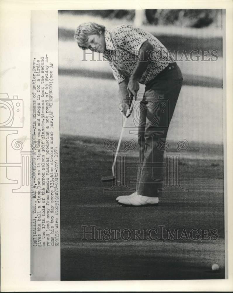 1974 Press Photo Jim Simmons plays in the Byron Nelson Golf Classic in Dallas - Historic Images