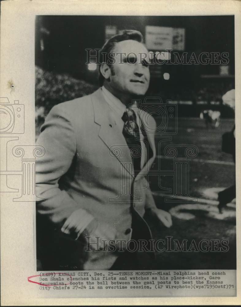 1971 Press Photo Miami Dolphins head coach Don Shula watches game in Kansas City - Historic Images