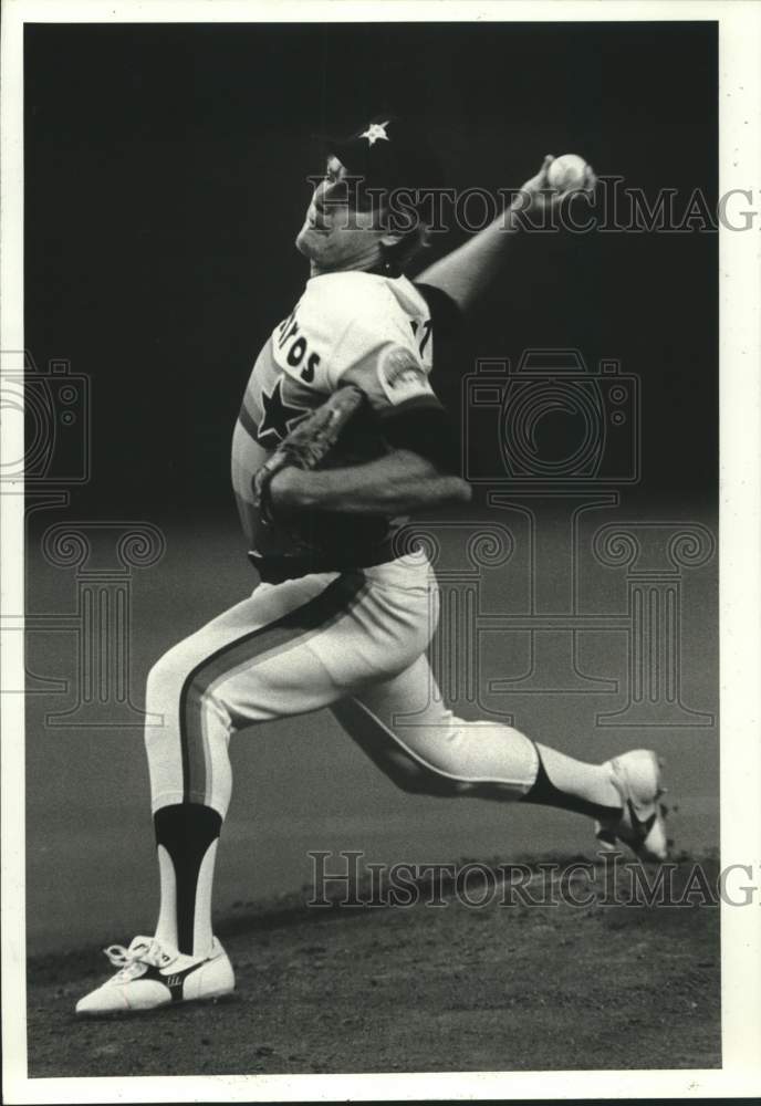 1986 Press Photo Astros&#39; Mike Scott delivers a pitch during game at Astrodome - Historic Images