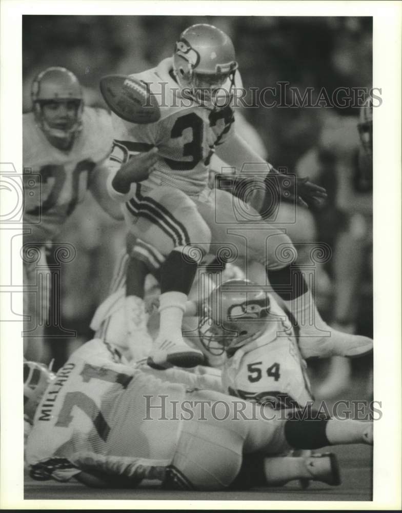 1988 Press Photo Seattle Seahawks&#39; John Williams fumbles football during game- Historic Images