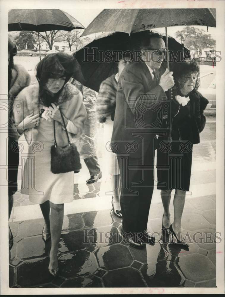 1967 Press Photo Family of Johnny Keane enters St. Anne&#39;s Catholic Church, Texas- Historic Images