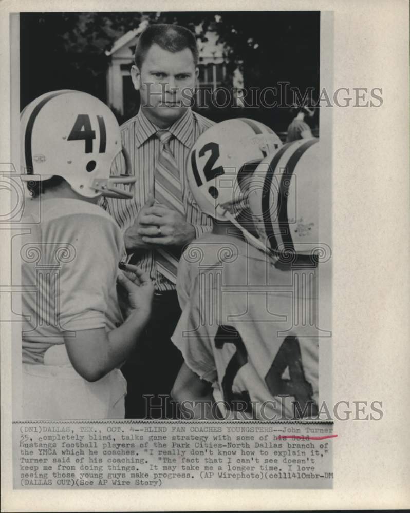 1970 Press Photo John Turner talks game strategy with Gold Mustangs players - Historic Images