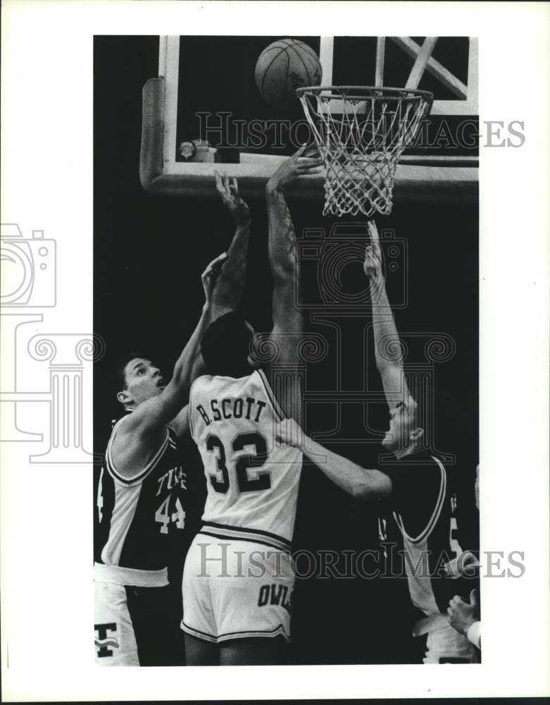 1989 Press Photo Rice's Brat Scott shoots between two Tulane defenders- Historic Images