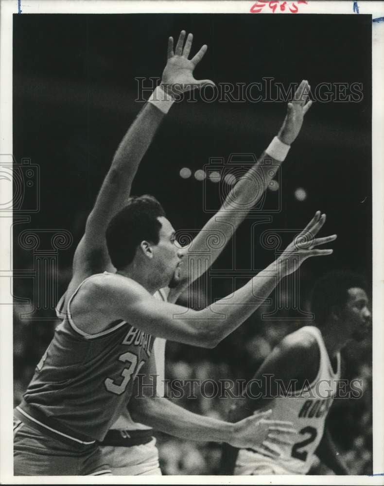 1977 Press Photo Basketball player John Shumate in action - hcs10524- Historic Images