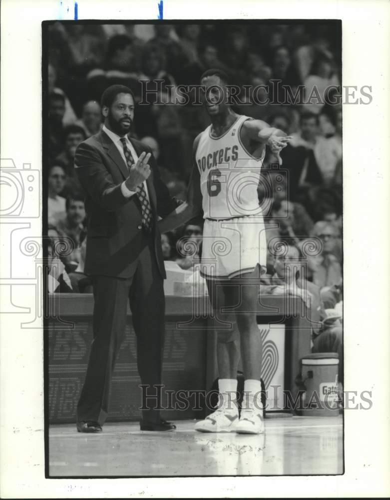 1989 Press Photo Rocket coach Don Chaney discusses strategy with Walter Berry - Historic Images