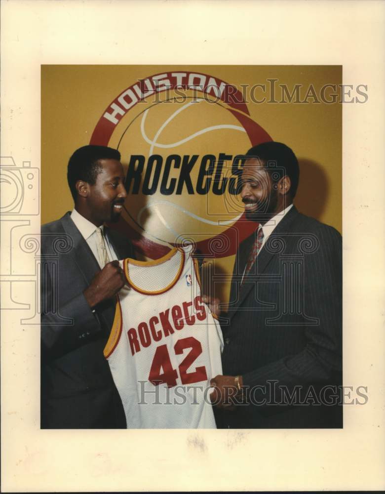 1988 Press Photo Mike Woodson gets a new jersey from Rockets coach Don Chaney - Historic Images