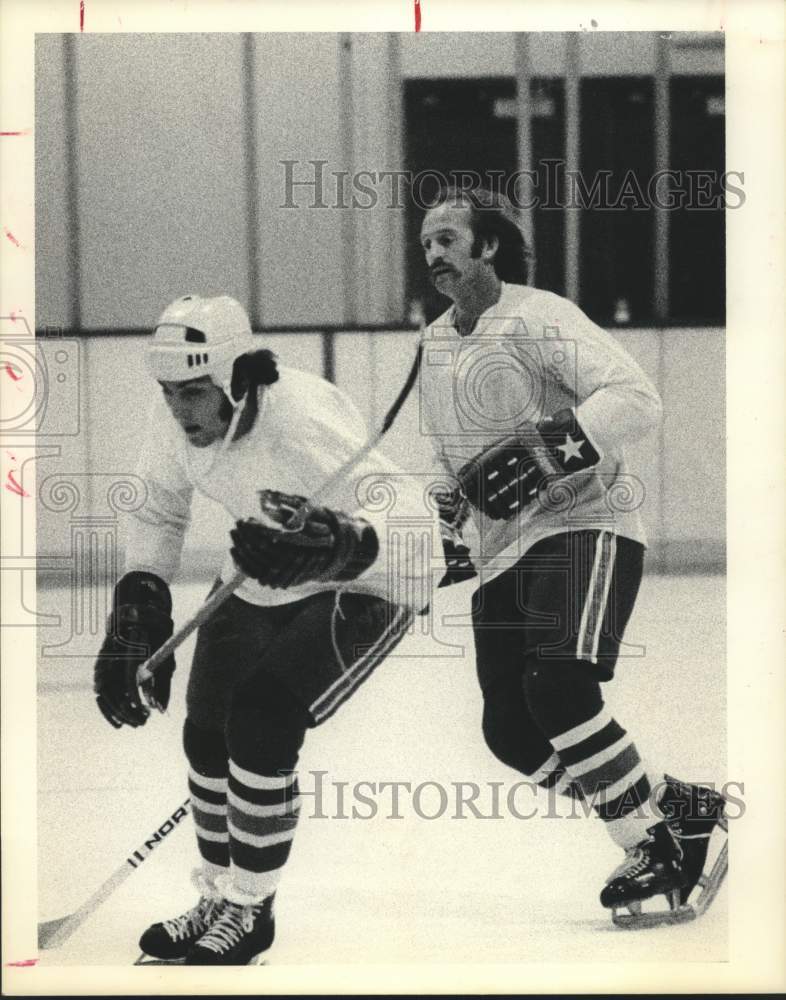 1978 Press Photo Hockey player John Tonelli and his teammate in action- Historic Images