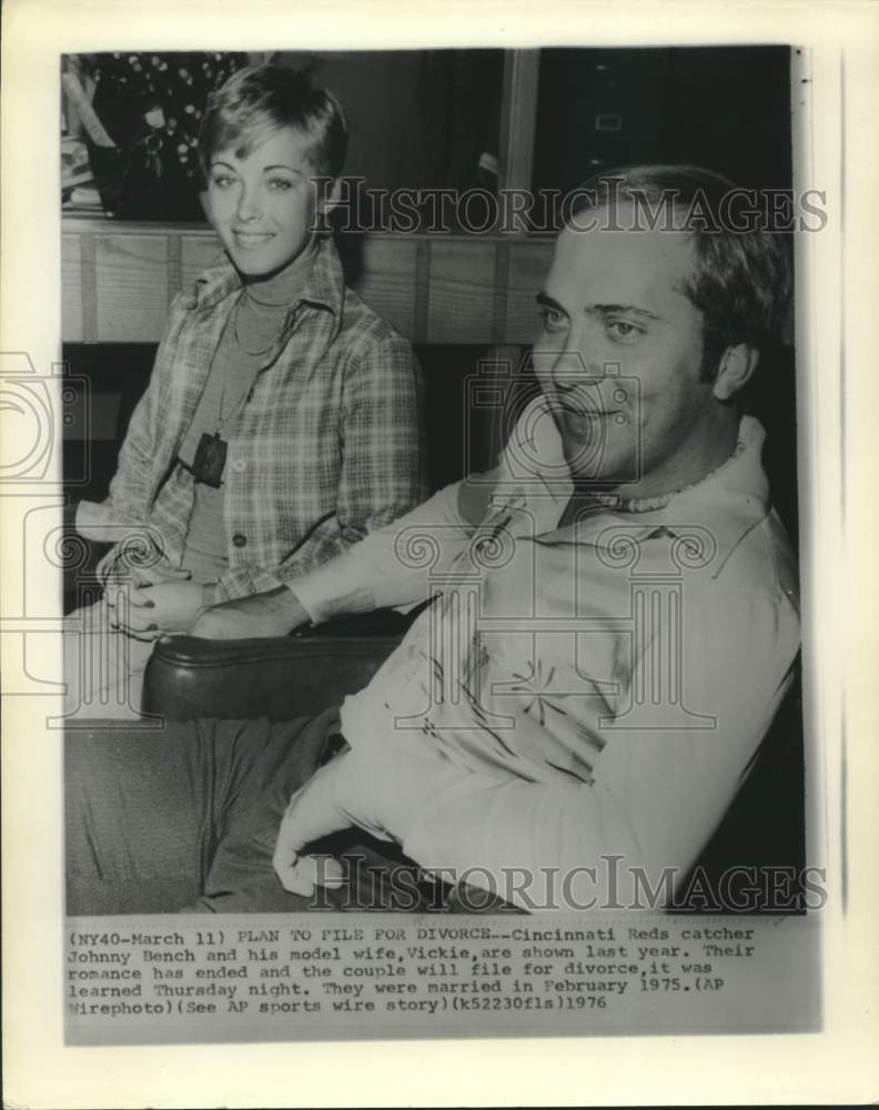 1976 Press Photo Cincinnati Reds Catcher Johnny Bench With His Wife Vi 1976-press-photo-cincinnati-reds-catcher-johnny-bench-with-his-wife-vi