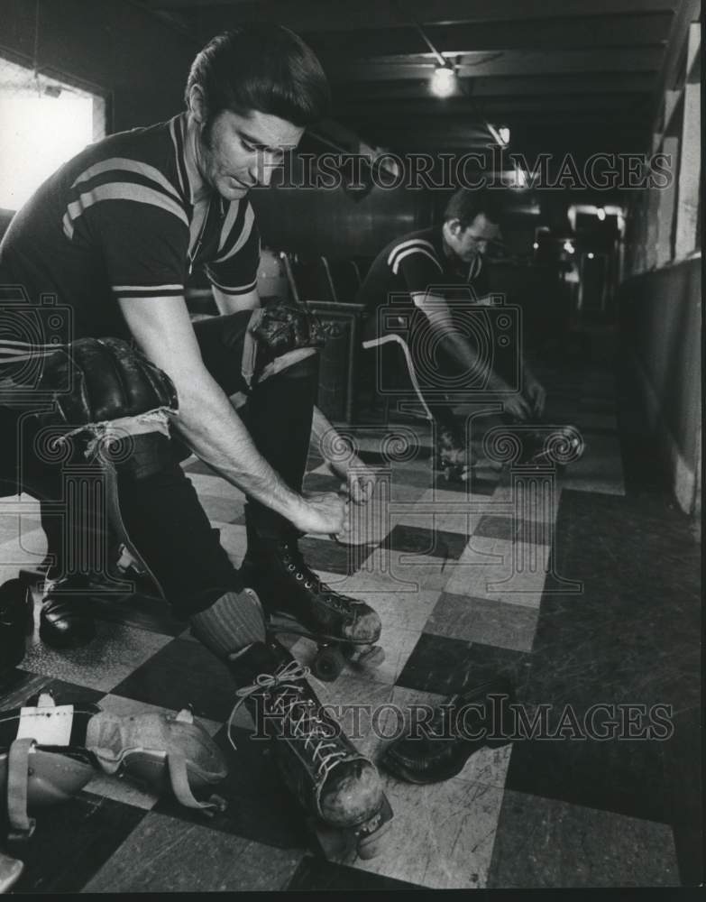 1969 Press Photo Hockey player Huckaby Thibodeaux ties his skates - hcs10812 - Historic Images