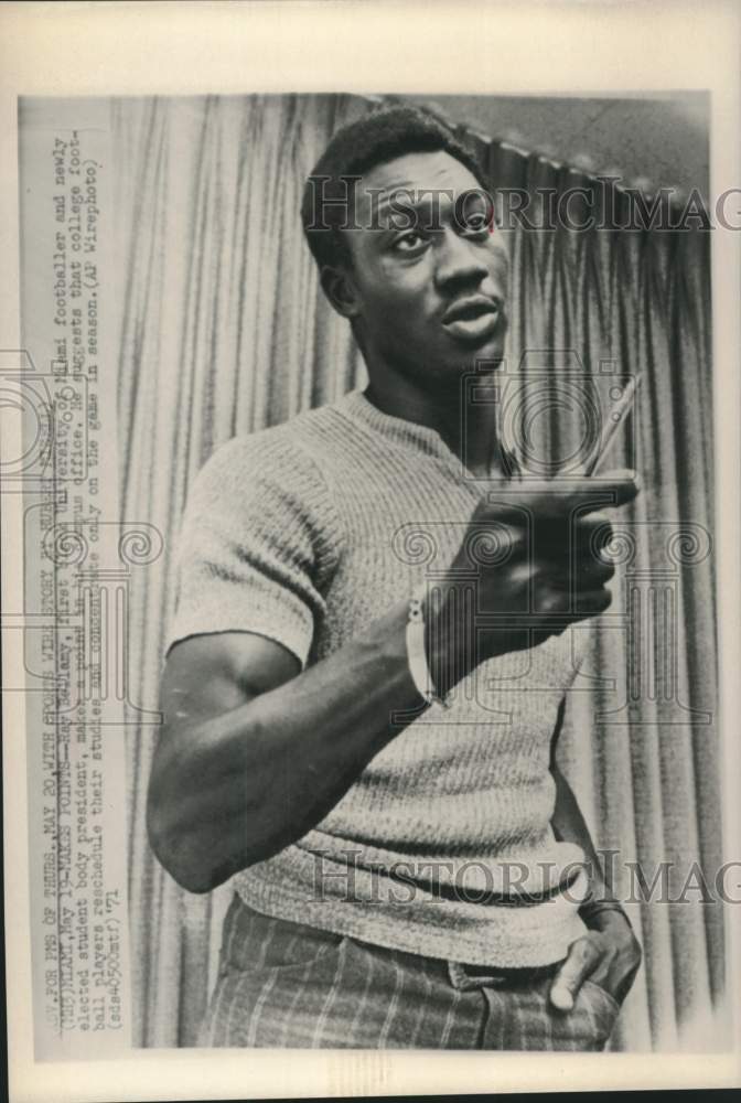 1971 Press Photo Ray Bellamy talks about football at University of Miami office- Historic Images