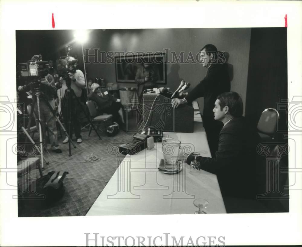 1988 Press Photo Coaches Jackie Sherrill and David McWilliams meet the press - Historic Images