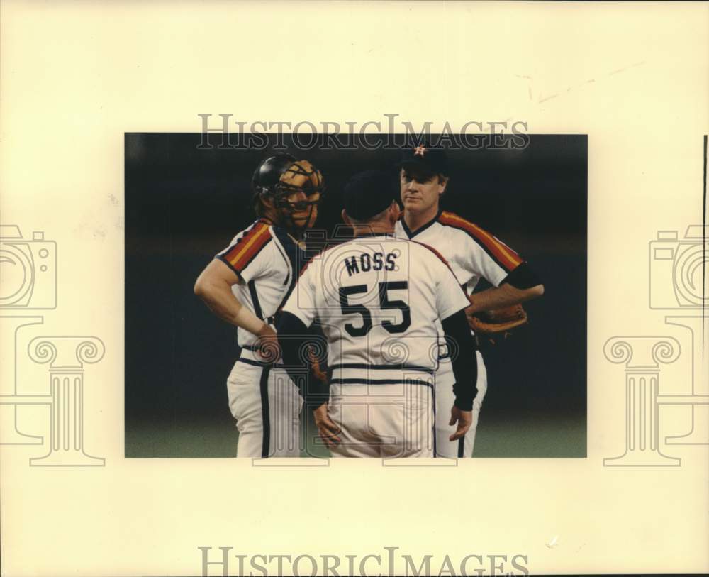 1987 Press Photo Astros Pitching coach Les Moss talks to Mike Scott &amp; Alan Ashby- Historic Images