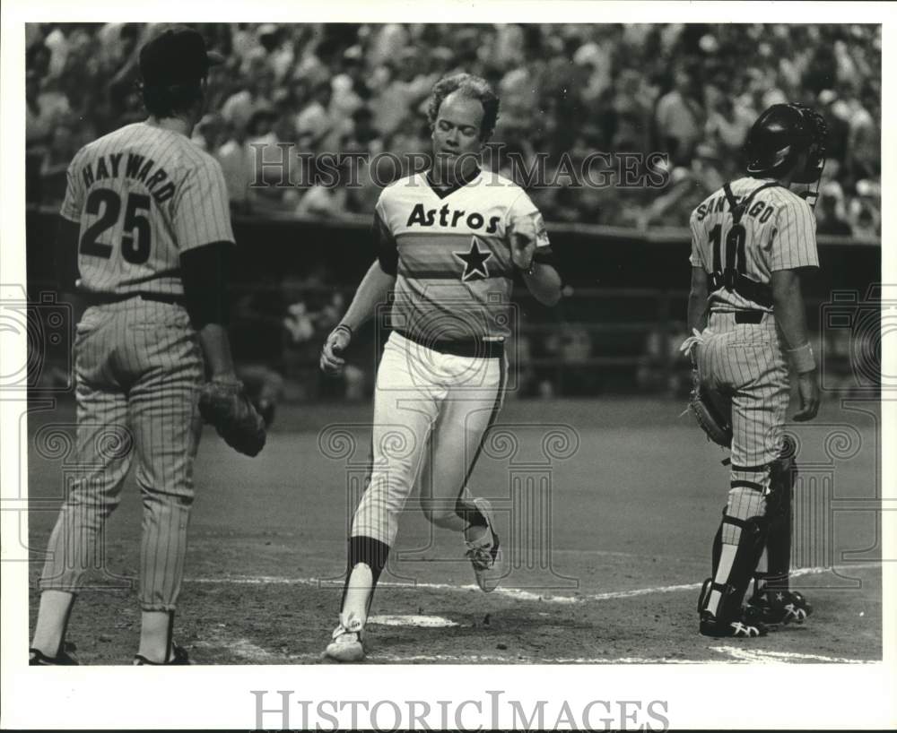 1986 Press Photo Astros Mike Scott crosses plate in the 2nd inning - hcs11028 - Historic Images