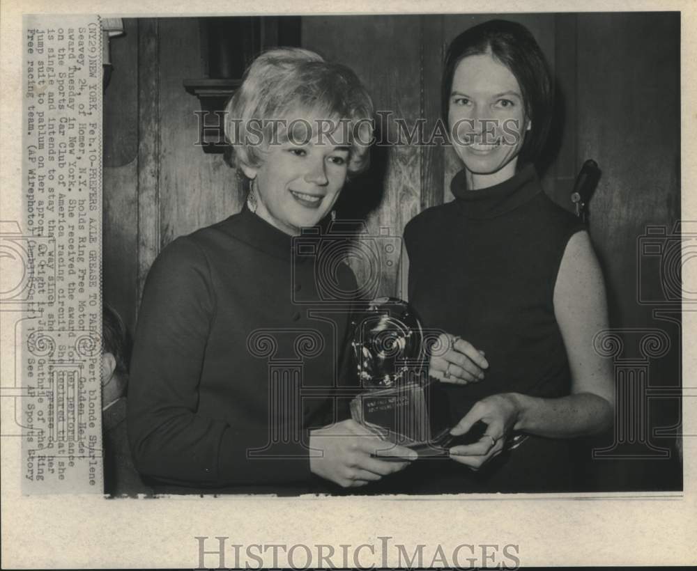 1970 Press Photo Jane Guthrie gives Golden Helmet award to Sharlene Seavey, NY- Historic Images