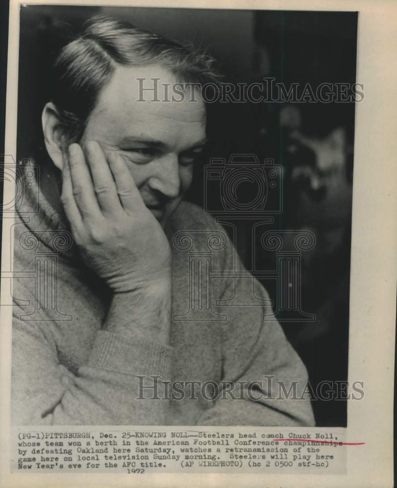 1972 Press Photo Steelers coach Chuck Noll watches game on local television - Historic Images