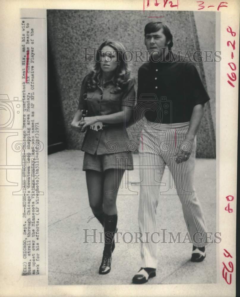 1971 Press Photo Bears QB Kent Nix and wife Susan at Chicago&#39;s shopping area - Historic Images