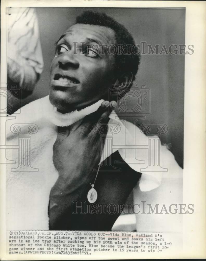 1971 Press Photo Oakland A&#39;s Vida Blue soaks arm in an ice tray after the game- Historic Images