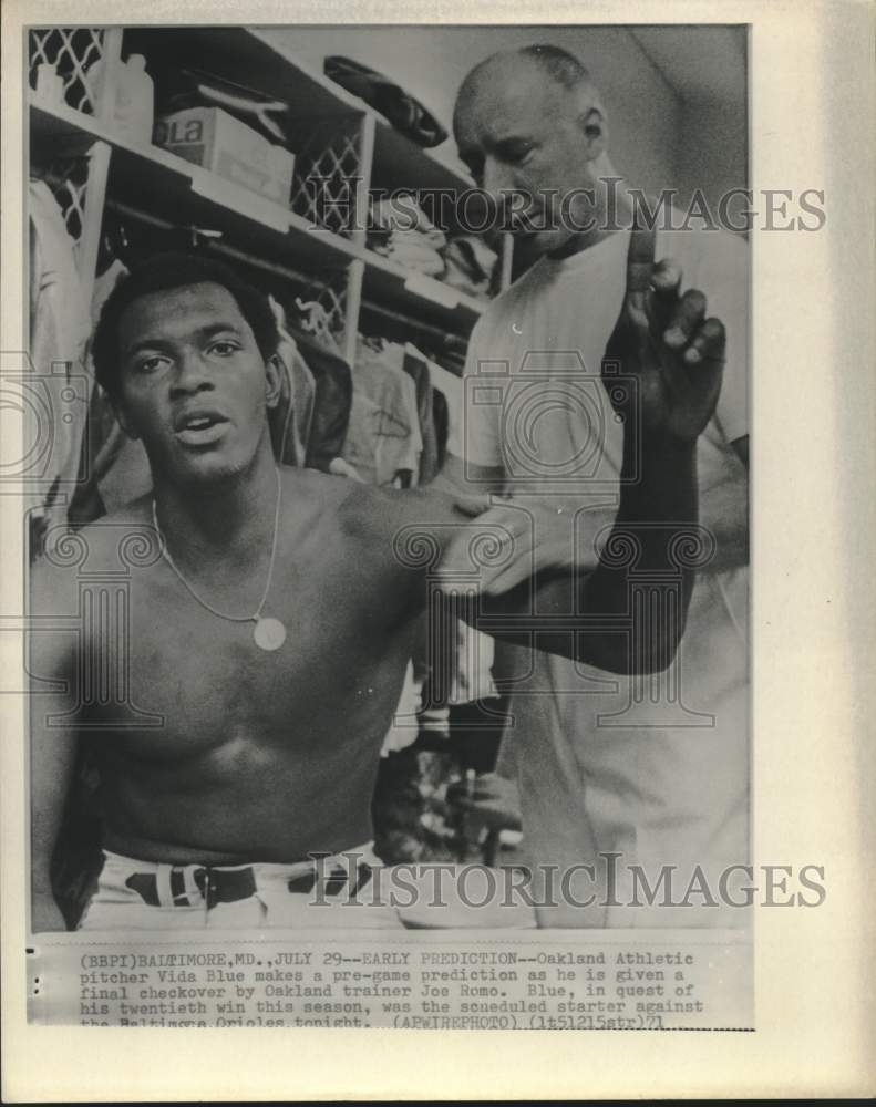 1971 Press Photo Joe Romo gives final checkover to Oakland pitcher Vida Blue - Historic Images