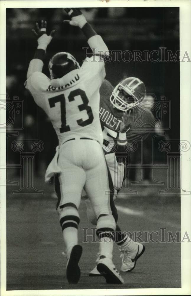 1986 Press Photo Texas A&amp;M&#39;s Todd Howard put pressure on Houston&#39;s Mark Davis.- Historic Images