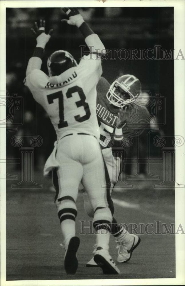 1986 Press Photo Texas A&M's Todd Howard put pressure on Houston's Mark Davis.- Historic Images