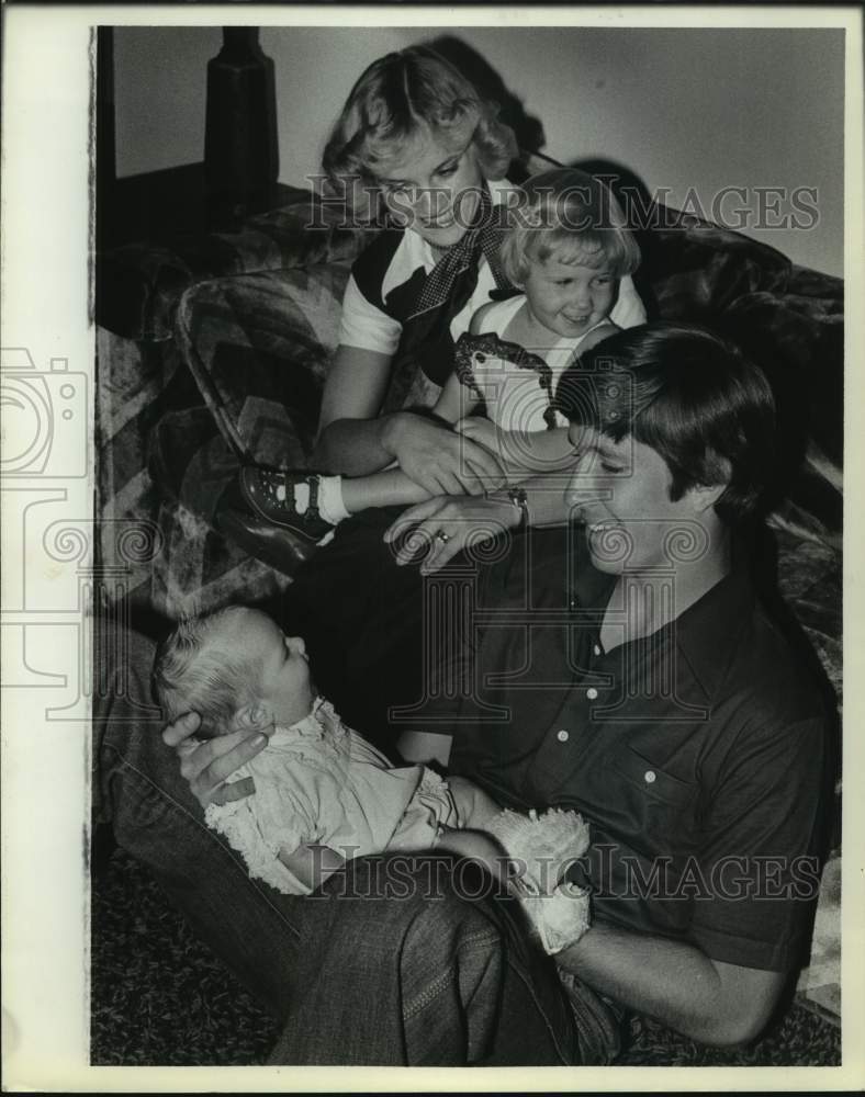 1978 Press Photo Football player Gifford Nielsen with family in their home. - Historic Images