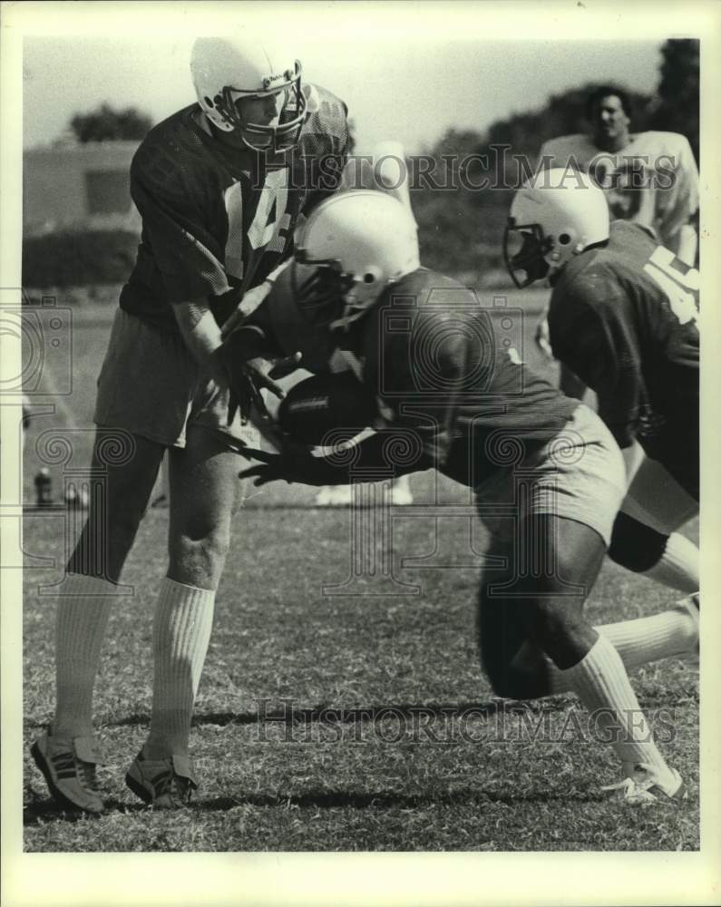 Press Photo Houston Oilers&#39; quarterback Gifford Nielsen gets out of the way.- Historic Images