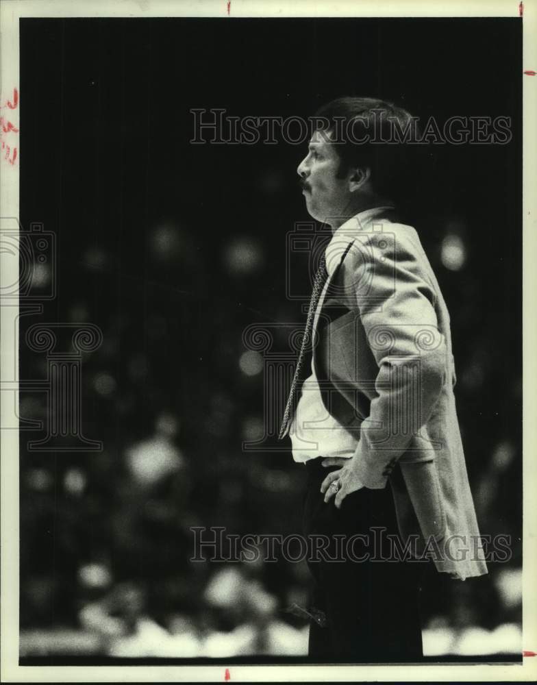 1978 Press Photo Houston Rockets&#39; coach Tom Nissalke stands on sidelines. - Historic Images