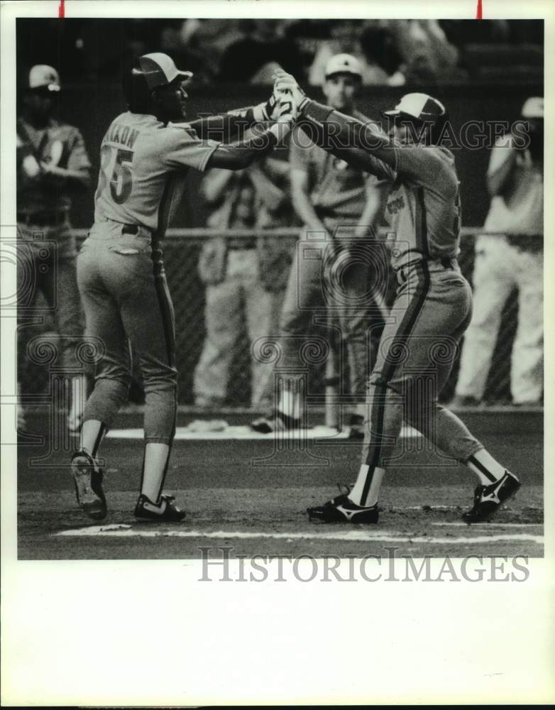 1989 Press Photo Otis Nixon congratulates Tim Raines at plate after home run.- Historic Images