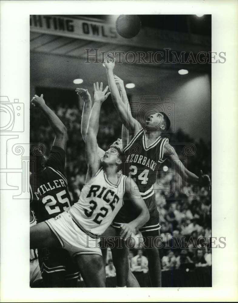 1990 Press Photo Rice&#39;s Brent Scott and Arkansas&#39; Lenzie Howell go for rebound.- Historic Images