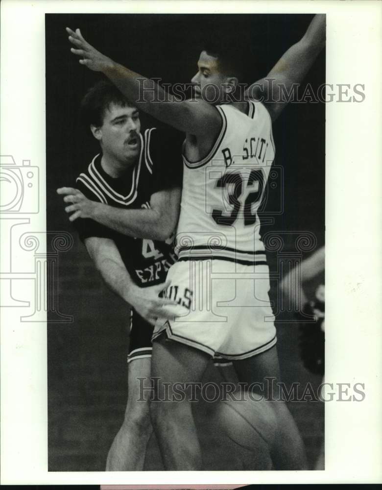 1990 Press Photo Rice's Brent Scott puts pressure on Spirit Express' John Stiver- Historic Images