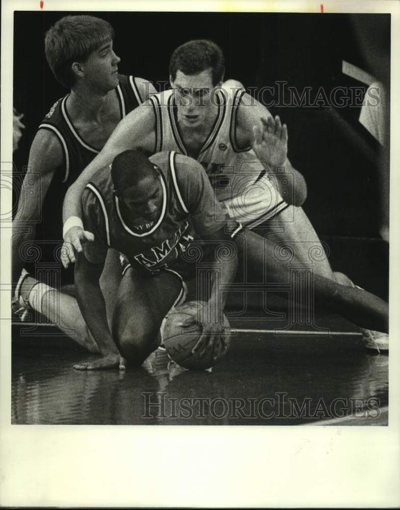1988 Press Photo Lamar&#39;s Norther Gims &amp; Rice&#39;s Chip Scott go for loose ball.- Historic Images
