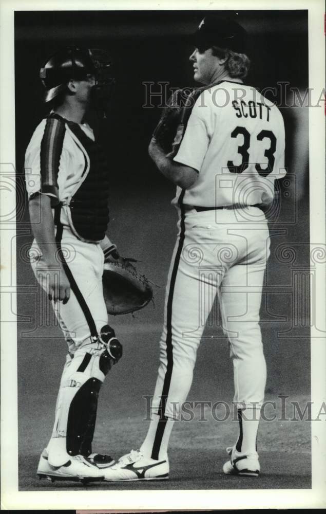 1990 Press Photo Astros&#39; Craig Biggio and Mike Scott conference on the mound. - Historic Images