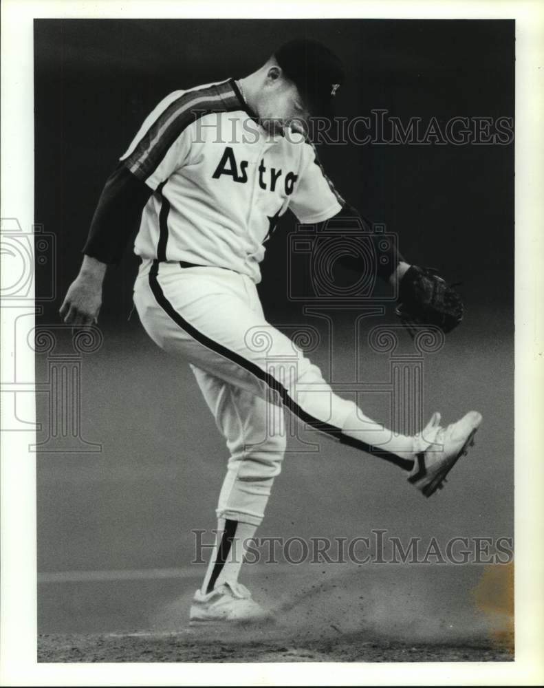 1991 Press Photo Astros&#39; pitcher Pete Harnish kicks mound after giving up double- Historic Images