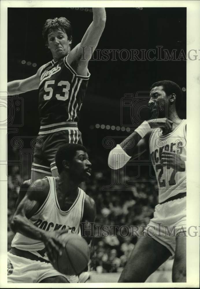 1984 Press Photo Rockets&#39; Phil Ford looks to pass as Mark Olberding guards shot.- Historic Images