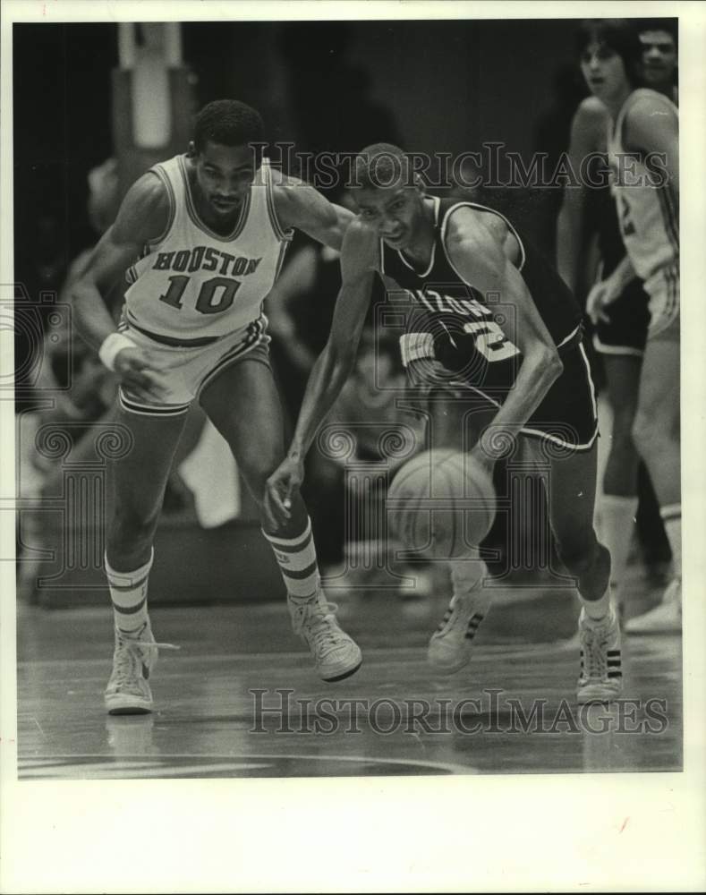 1992 Press Photo Houston&#39;s Giles, Arizona&#39;s Wilson go for ball at Kettle Classic- Historic Images