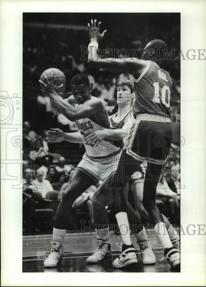 1990 Press Photo Rockets&#39; Otis Thorpe steals ball from Warriors&#39; Manute Bol.- Historic Images