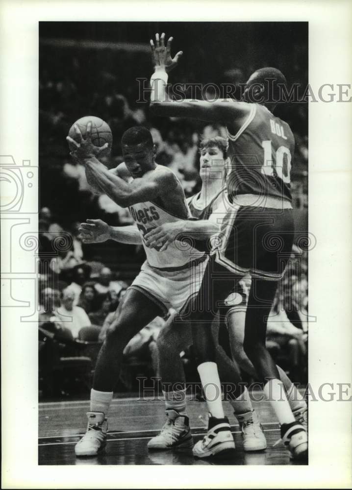 1990 Press Photo Rockets' Otis Thorpe steals ball from Warriors' Manute Bol.- Historic Images