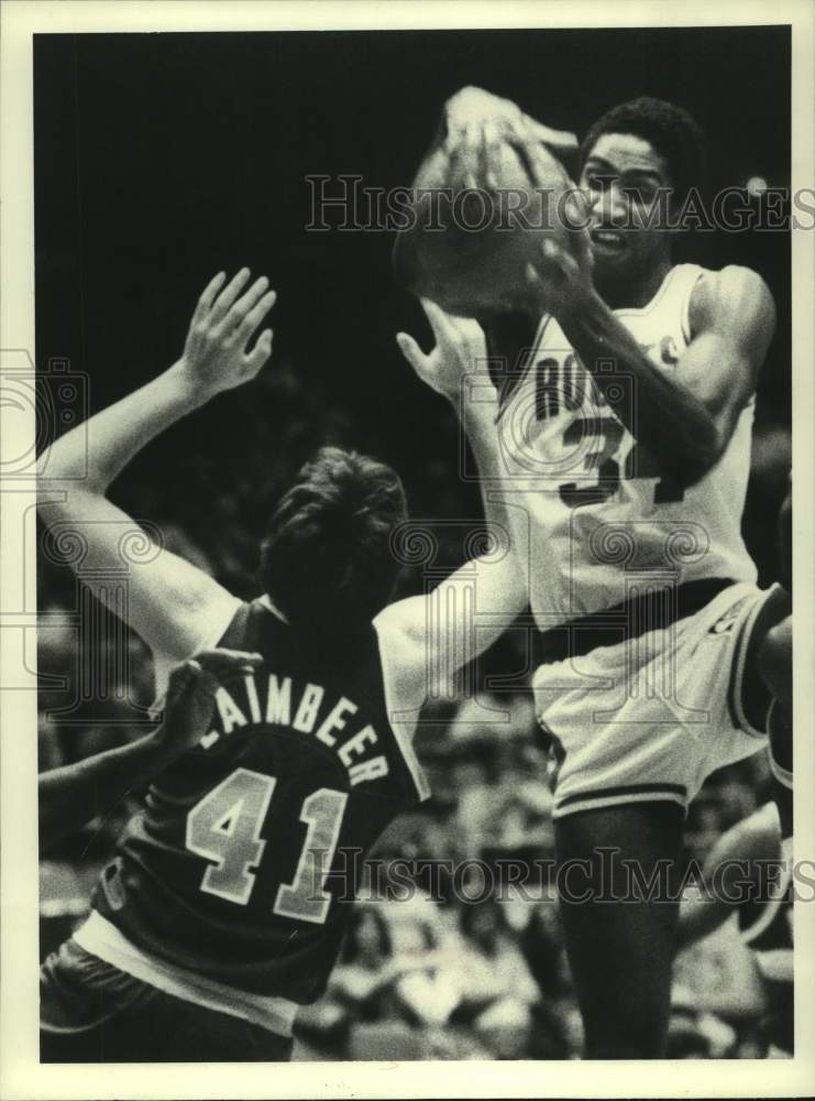 1990 Press Photo Rockets&#39; Bill Willoughby grabs rebound over Bill Laimbeer.- Historic Images