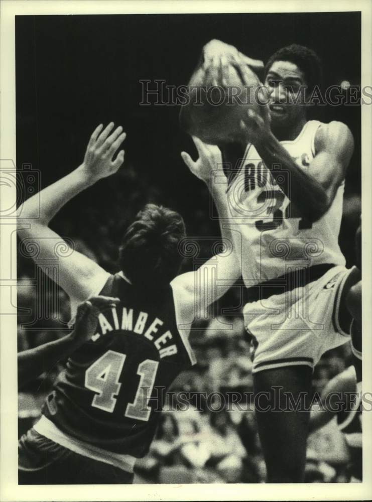 1990 Press Photo Rockets' Bill Willoughby grabs rebound over Bill Laimbeer.- Historic Images