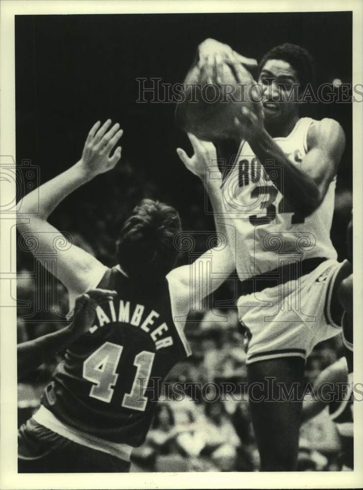 1990 Press Photo Rockets' Bill Willoughby grabs rebound over Bill Laimbeer.- Historic Images