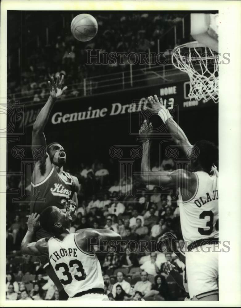 1990 Press Photo Rockets&#39; Thorpe and Olajuwon try to block Kings shooter. - Historic Images