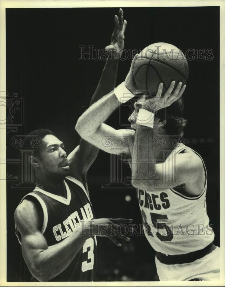 1990 Press Photo Rockets&#39; Rudy Tomjanovich looks to pass around Cavs&#39; Kenny Carr- Historic Images