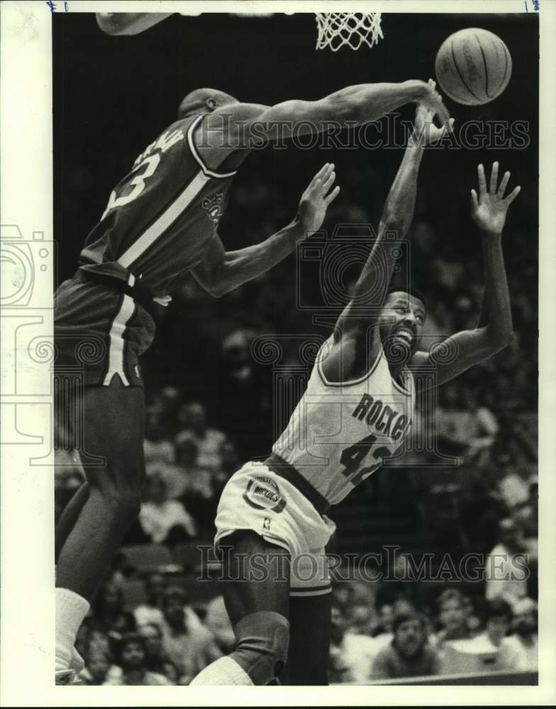 1988 Press Photo Rockets Mike Woodson grimaces from foul by Clippers Ken Norman- Historic Images
