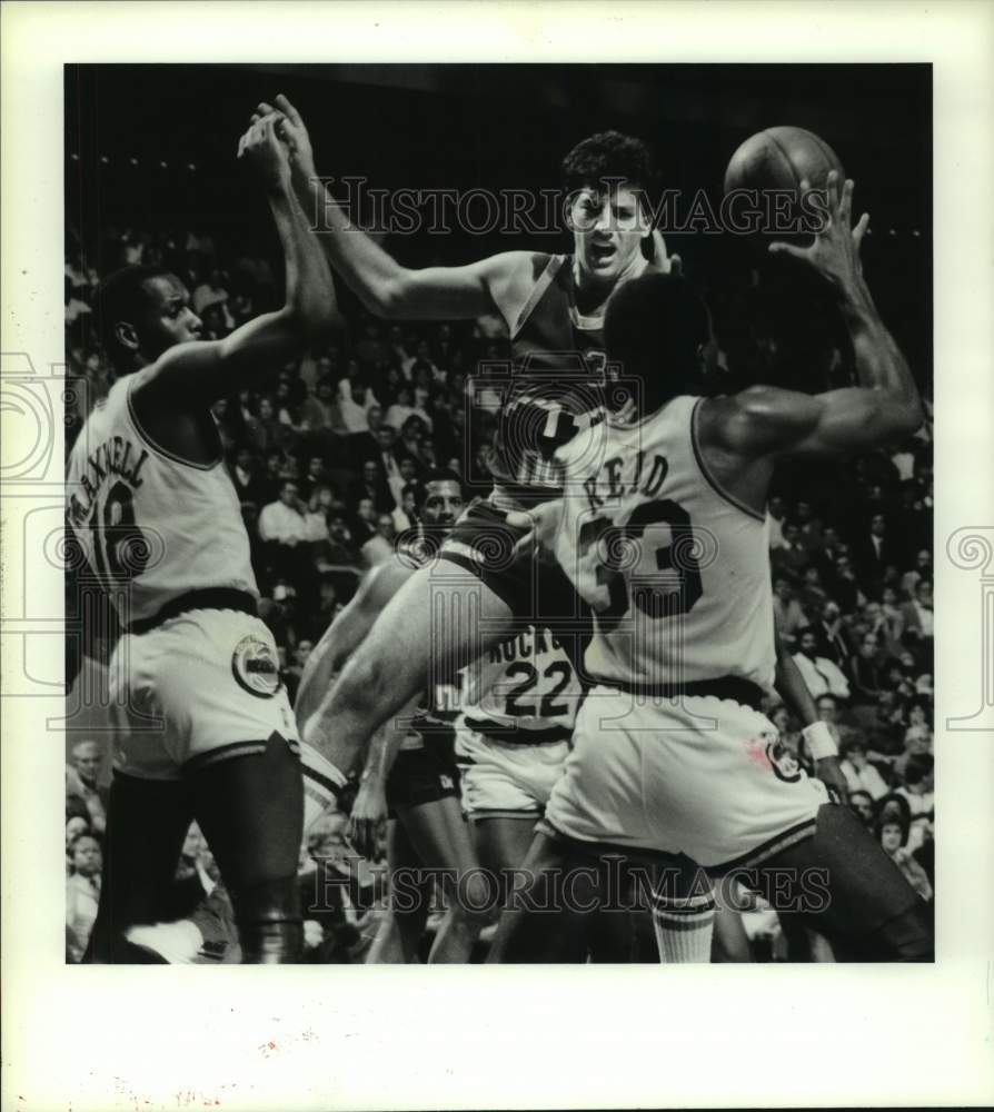 1987 Press Photo Rockets&#39; Robert Reid steals ball from Nuggets&#39; Danny Schayes.- Historic Images