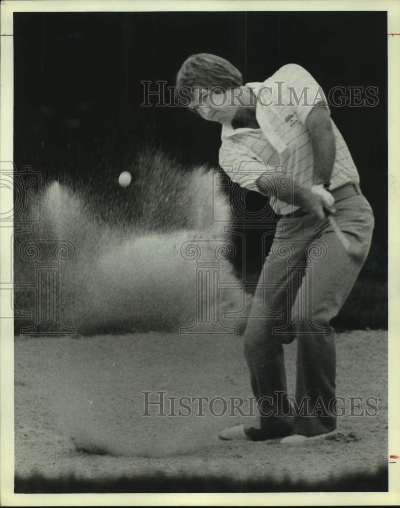 1982 Press Photo Golfer Bob Gilder blasts out of sand at Michelob Houston Open. - Historic Images